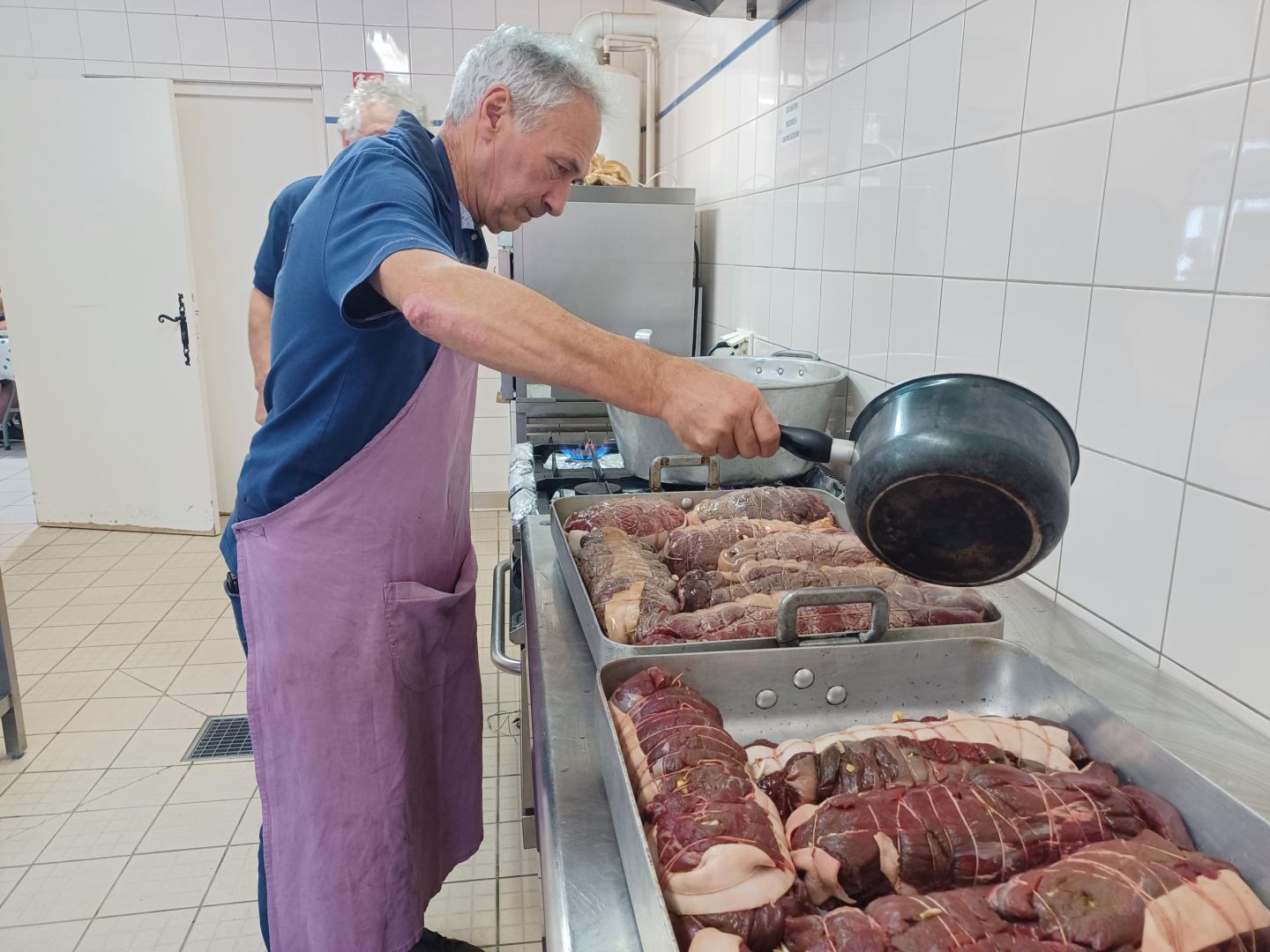 Le maire arrose les rôtis avant cuisson