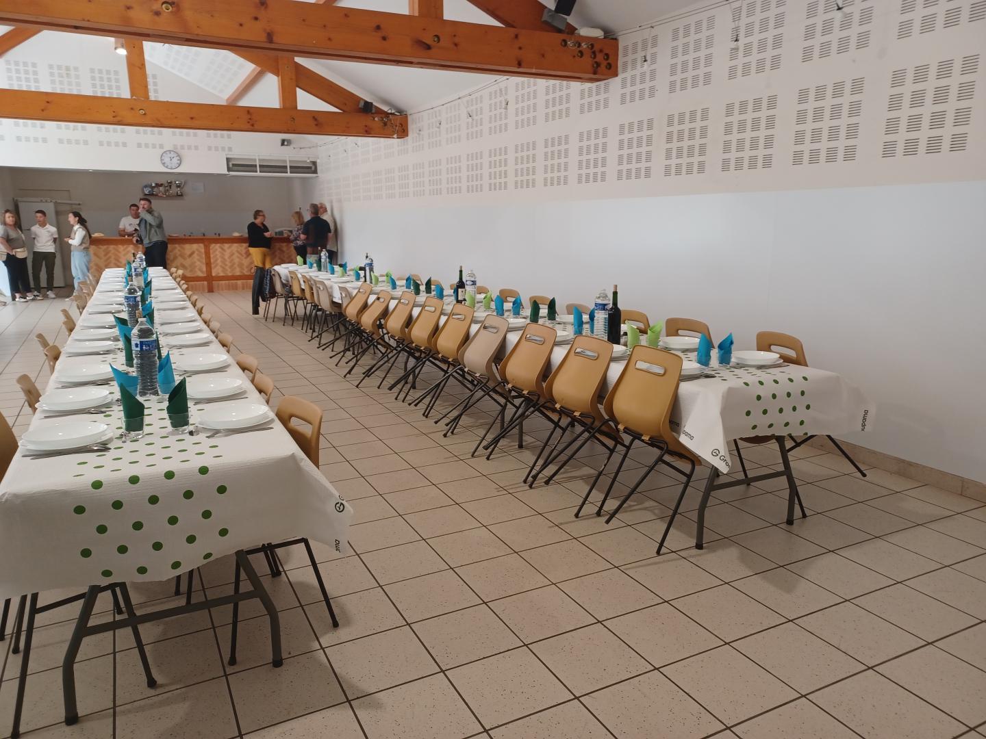 Tables décorées dans la salle des fêtes